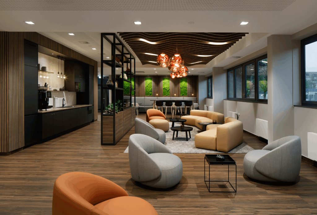 Innenarchitektur mit Lounge-, Café- und Meetingbereich im Unternehmen
